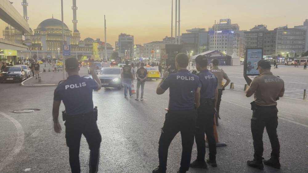 polis bolgeyi ablukaya aldi araclar didik didik arandi 3 GbZV5iYW