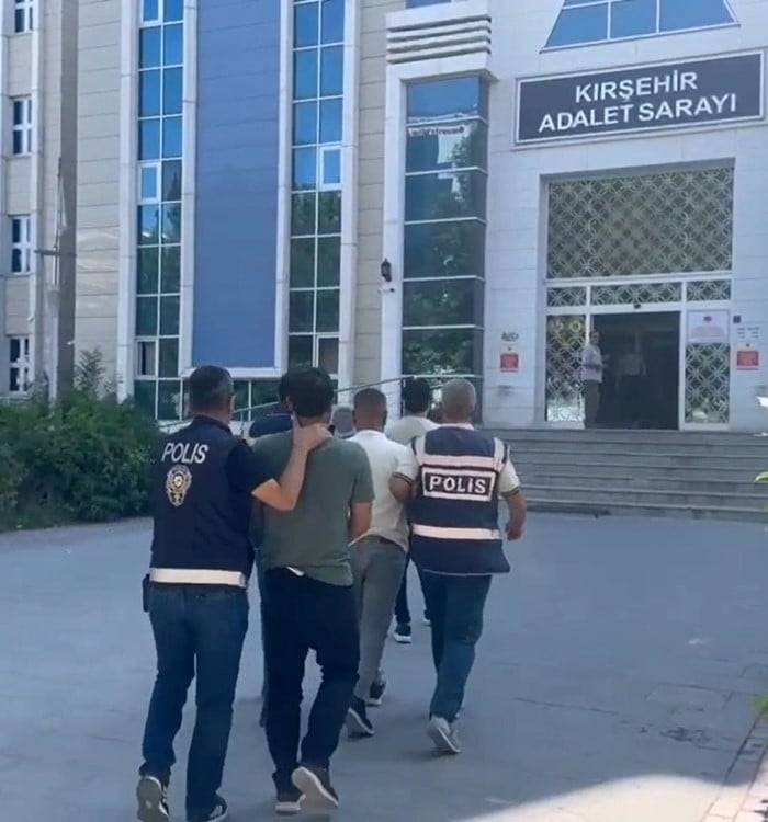 polis gibi davrandilar gercek polisler tarafindan yakalandilar 1 milyon liralik vurgun 0 5Jns5M4M