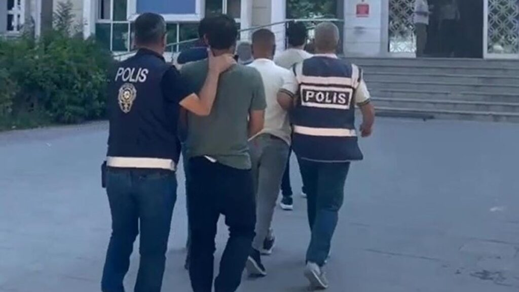 polis gibi davrandilar gercek polisler tarafindan yakalandilar 1 milyon liralik vurgun JqSYAApG