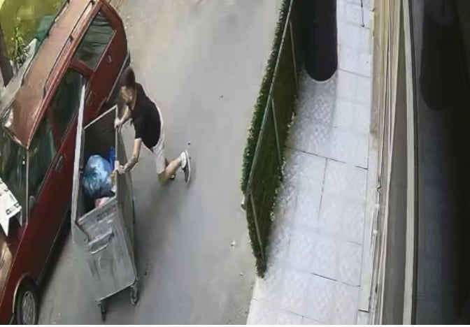 Rampadan kayan çöp konteynerini araçla çarpmadan son anda durdurdu 1 rampadan kayan cop konteynerini aracla carpmadan son anda durdurdu y4WT1JwI