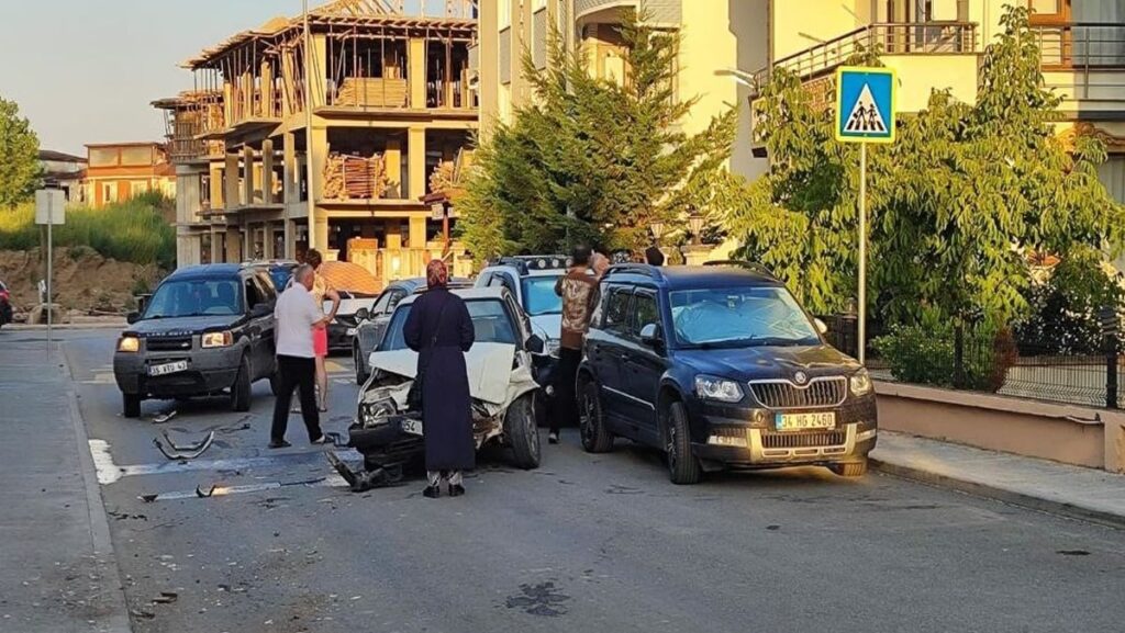sakaryadaki tartisma cigirindan cikti kadin esinin aracina defalarca carpti ofkesi pahaliya patladi KBQckAV3