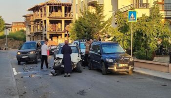 sakaryadaki tartisma cigirindan cikti kadin esinin aracina defalarca carpti ofkesi pahaliya patladi KBQckAV3
