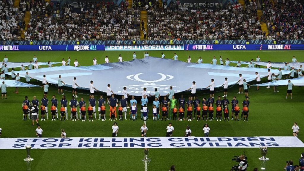salah uefayi yola getirdi super kupa finalinde gazze pankarti EWKRZyUe