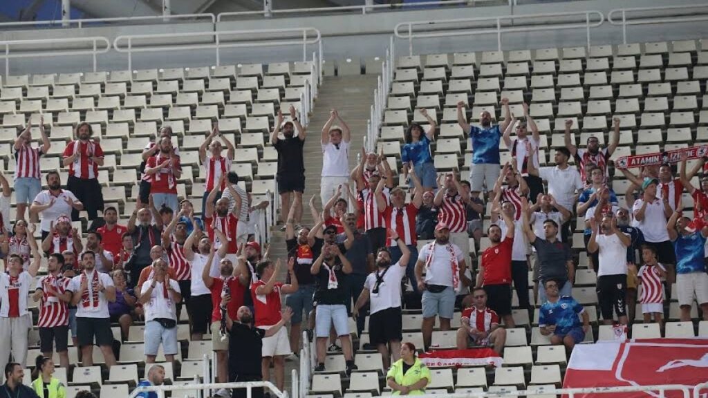 samsunspor taraftarindan atinada ornek hareket 6GM4FHZM