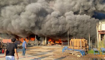 serikte iki fabrika birden yaniyor ekiplerden yogun mudahale Bb8OB4LI