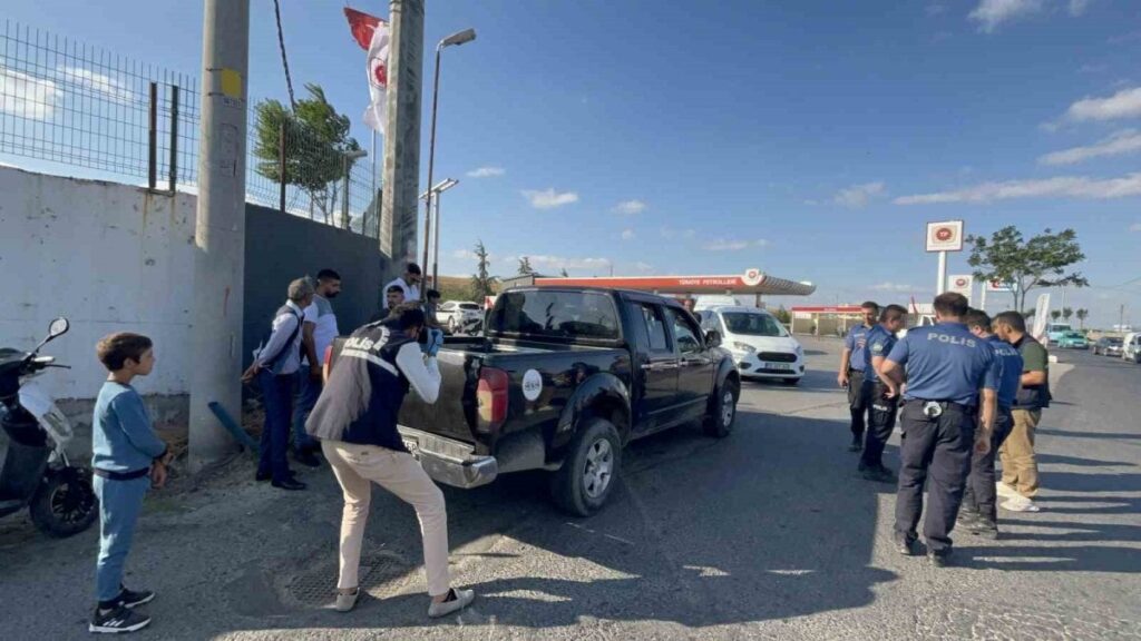 seyir halindeki arabayi kursun yagmuruna tuttular USFIXgaY