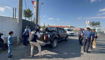 seyir halindeki arabayi kursun yagmuruna tuttular USFIXgaY