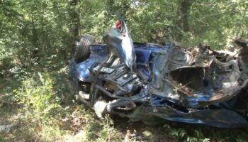 silede feci kaza otomobil ormanlik alana uctu jmr4wcED