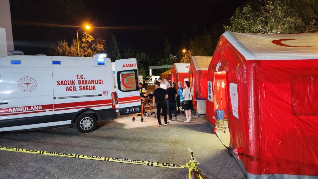 Sındırgı’da sahra hastanesi kuruldu, vatandaşlar geceyi stadyumda geçiriyor 11 sindirgida sahra hastanesi kuruldu vatandaslar geceyi stadyumda geciriyor 10