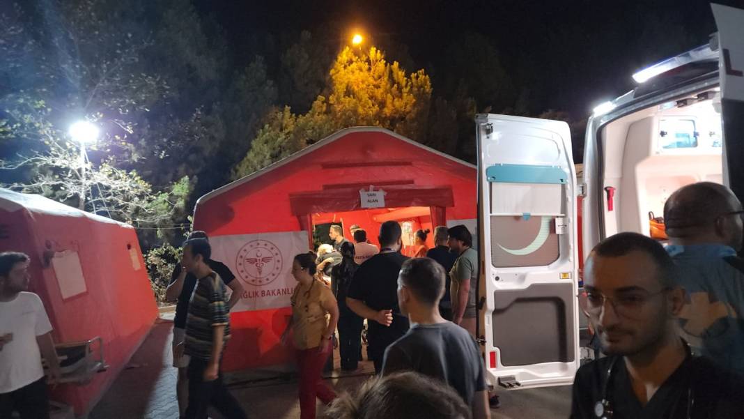 Sındırgı’da sahra hastanesi kuruldu, vatandaşlar geceyi stadyumda geçiriyor 12 sindirgida sahra hastanesi kuruldu vatandaslar geceyi stadyumda geciriyor 11 ds5qyaRL