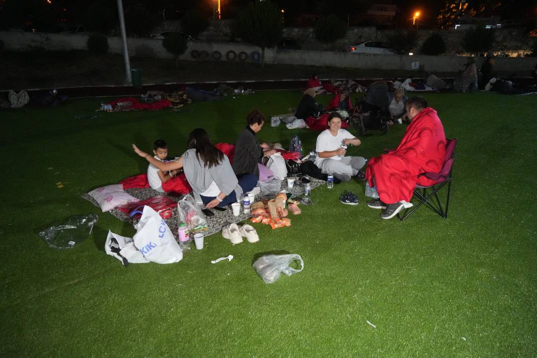 Sındırgı’da sahra hastanesi kuruldu, vatandaşlar geceyi stadyumda geçiriyor 3 sindirgida sahra hastanesi kuruldu vatandaslar geceyi stadyumda geciriyor 2 NWuK44a4