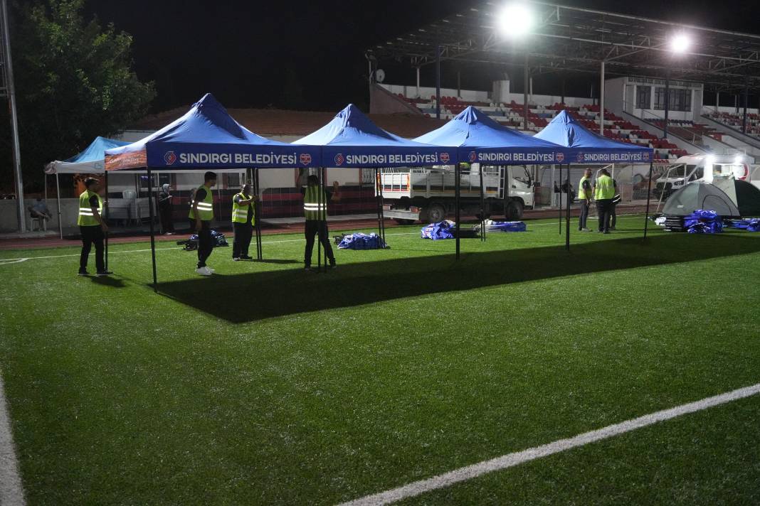 Sındırgı’da sahra hastanesi kuruldu, vatandaşlar geceyi stadyumda geçiriyor 5 sindirgida sahra hastanesi kuruldu vatandaslar geceyi stadyumda geciriyor 4 h7FyIG2p