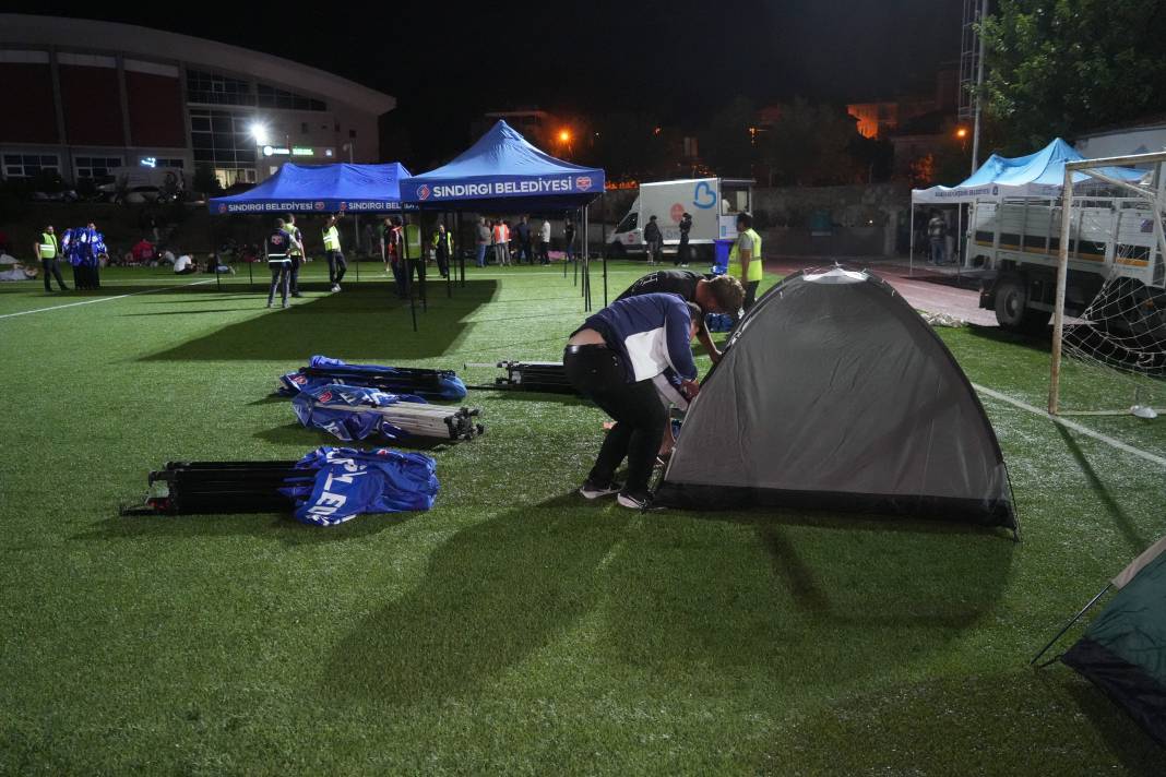 Sındırgı’da sahra hastanesi kuruldu, vatandaşlar geceyi stadyumda geçiriyor 6 sindirgida sahra hastanesi kuruldu vatandaslar geceyi stadyumda geciriyor 5 QJCvrqBN