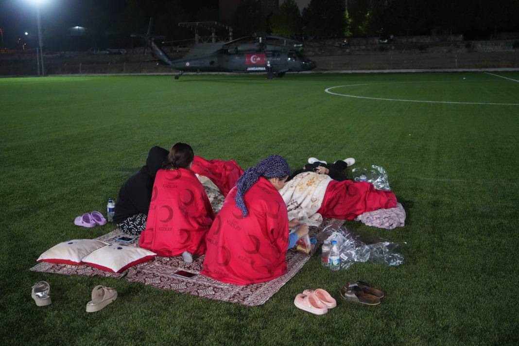 Sındırgı’da sahra hastanesi kuruldu, vatandaşlar geceyi stadyumda geçiriyor 7 sindirgida sahra hastanesi kuruldu vatandaslar geceyi stadyumda geciriyor 6 9yvyS4A1