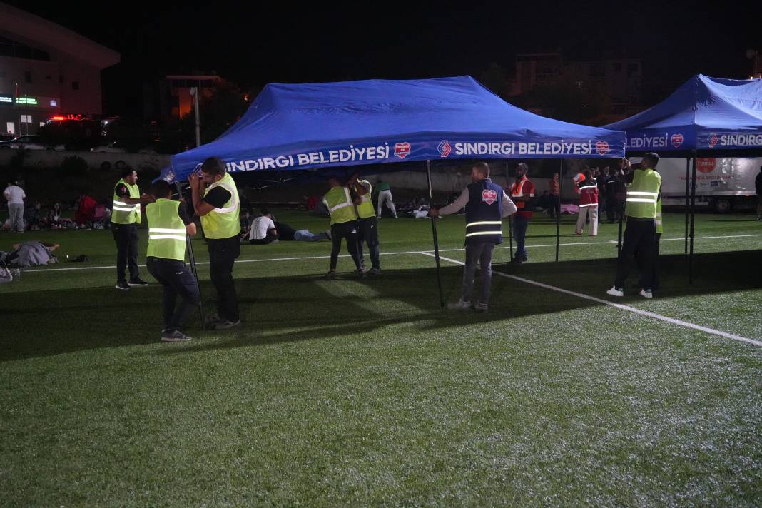 Sındırgı’da sahra hastanesi kuruldu, vatandaşlar geceyi stadyumda geçiriyor 8 sindirgida sahra hastanesi kuruldu vatandaslar geceyi stadyumda geciriyor 7 CVz6MiYO