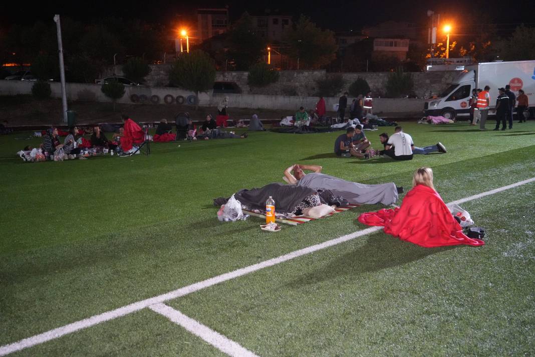 Sındırgı’da sahra hastanesi kuruldu, vatandaşlar geceyi stadyumda geçiriyor 9 sindirgida sahra hastanesi kuruldu vatandaslar geceyi stadyumda geciriyor 8 pfsL81cS