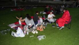 sindirgida sahra hastanesi kuruldu vatandaslar geceyi stadyumda geciriyor cPRmFJI6