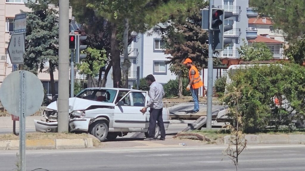 sinopta otomobil aydinlatma diregine carpti 1 yarali CFP3IsRJ