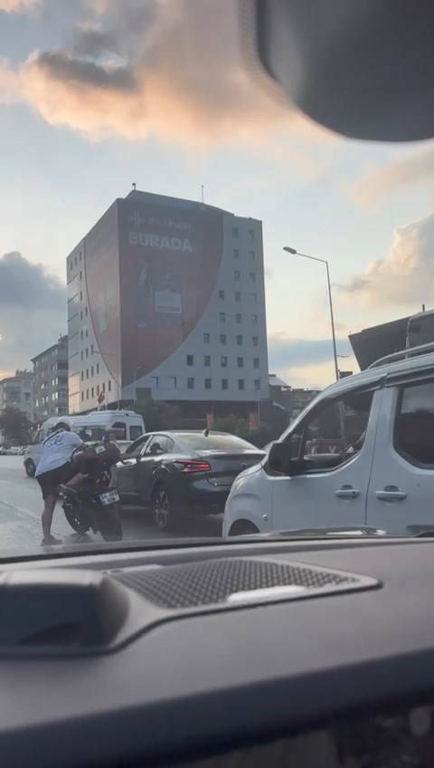 sislide surucu cildirdi yumruklar havada ucustu 2 LcJcMkrz