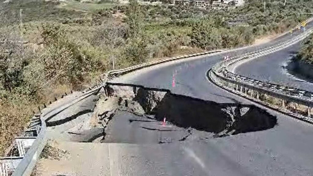 soke kusadasi karayolunda yol coktu 5lgG2RPC