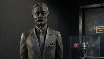 suleyman sebanin heykeli besiktas muzesinde NrflYMcX