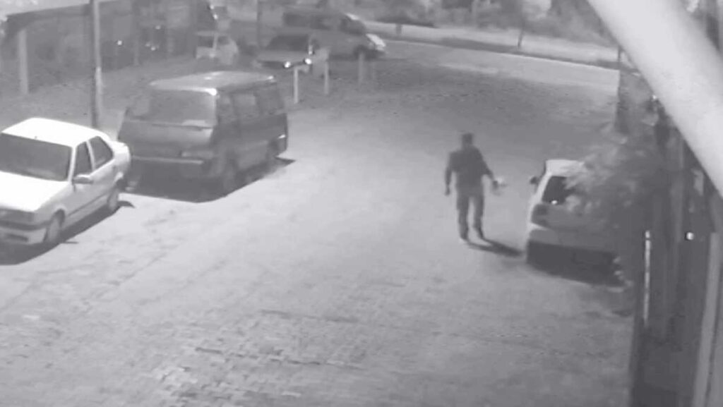 tamir icin birakilan otomobili kundakladilar FYmkp2S6