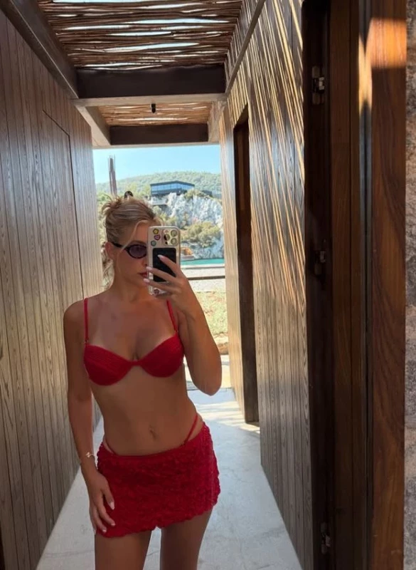 tatil paylasimlarina doyamadi kirmizi bikinisiyle ortaligi kasip kavurdu 2 XEtwi9hh