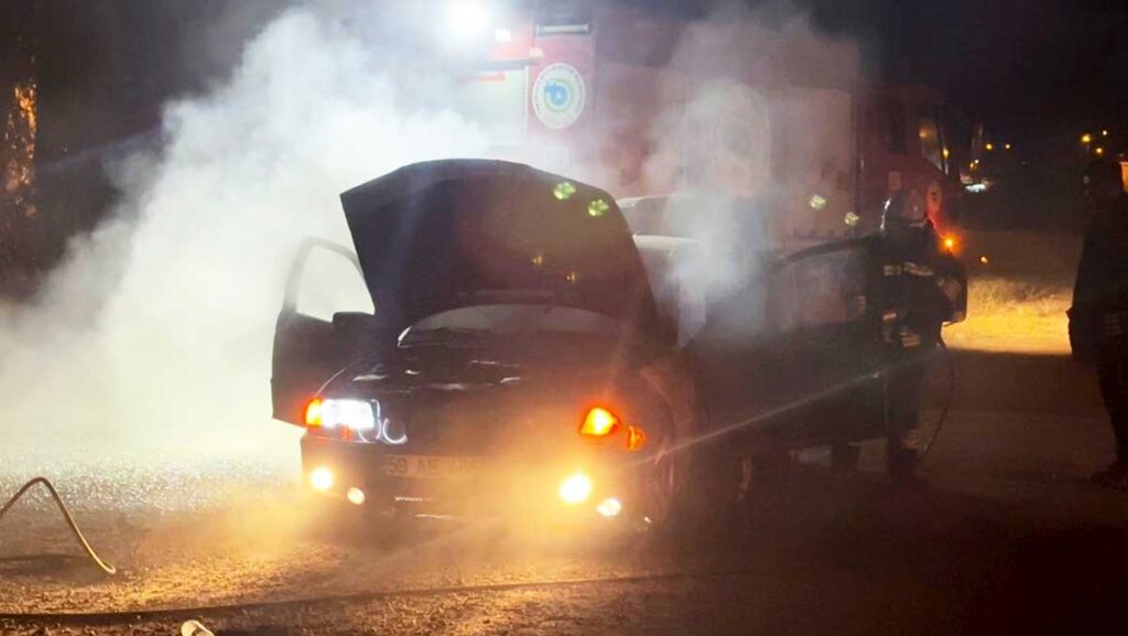 tekirdagda park halindeki otomobil yandi BUtFvrp4