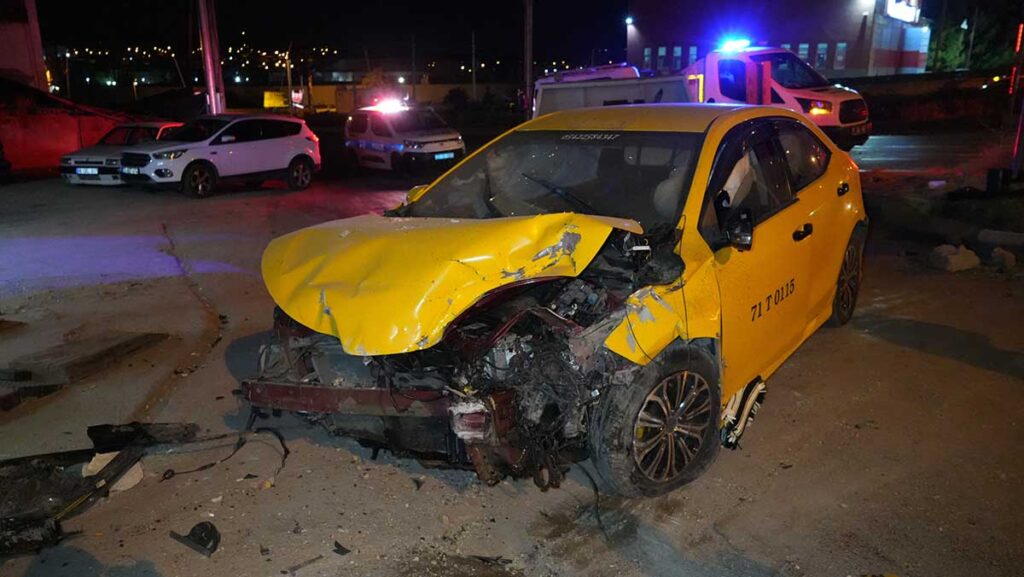 ticari taksi ile otomobil kafa kafaya carpisti UVza3PUH