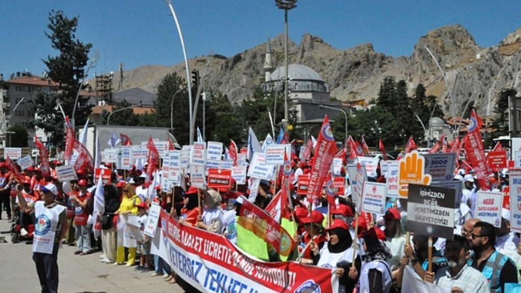 tokatta kamu sen hukumetin toplu sozlesme teklifine sert cikti milyonlarla dalga geciyorlar uedpltjd