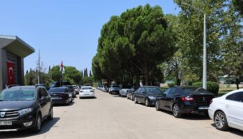 toplantida 15 saat israf anlatildi luks makam araclari kontak kapatmadi JVDldpIM