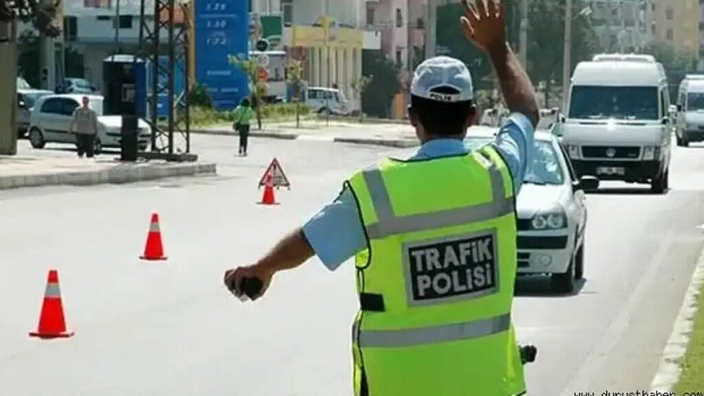 trafigi tehlikeye dusuren suruculer polisten kacamadi 51 bin 538 lira ceza kesildi IYNACCHU
