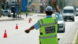 trafigi tehlikeye dusuren suruculer polisten kacamadi 51 bin 538 lira ceza kesildi IYNACCHU