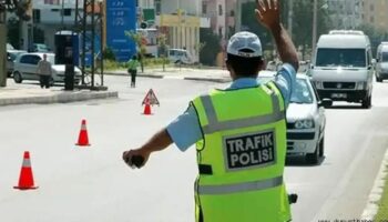 trafigi tehlikeye dusuren suruculer polisten kacamadi 51 bin 538 lira ceza kesildi IYNACCHU