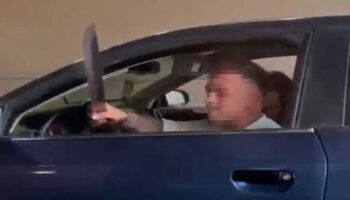 trafik magandasi arabanin icinden kilic savurdu YI9h3Vku