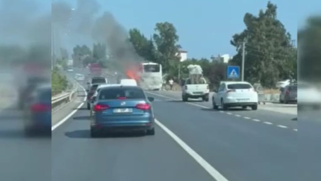 tur otobusunde can pazari yol ortasinda alev aldi icerisinde cok sayida turist var MJQNzEe2