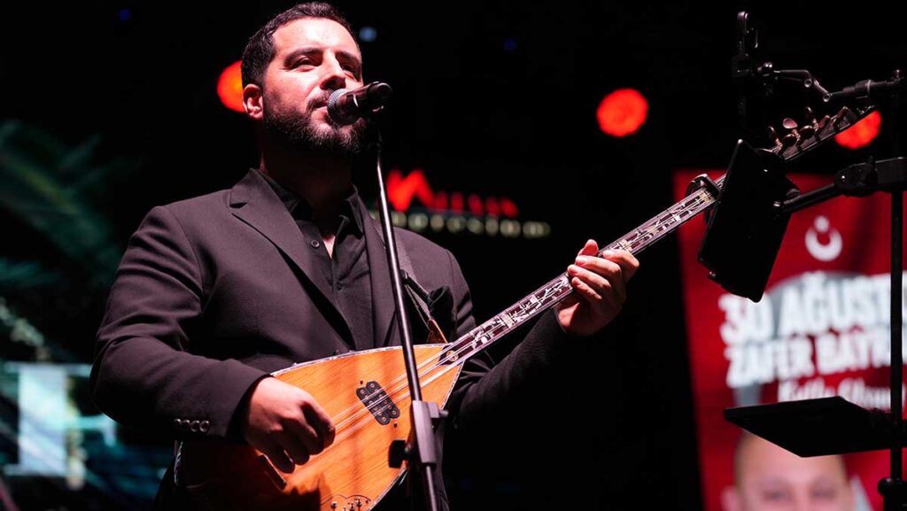turk halk muzigi sanatcilari zafer bayramina ozel konserde sahne aldi sZCLPsAH