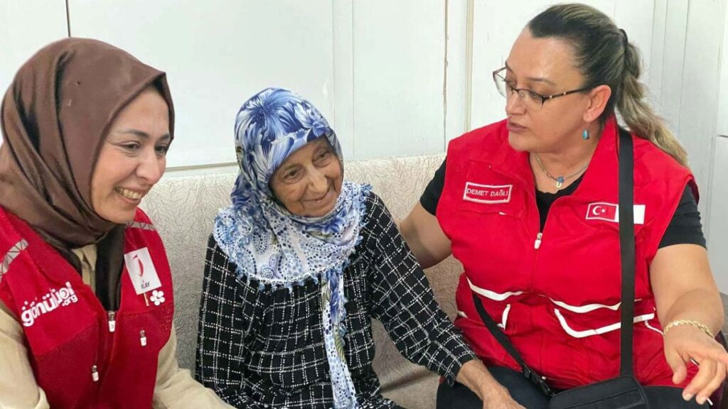 turk kizilayi projeyi baslatti yalniz yasayan yaslilara destek fJZcg36a