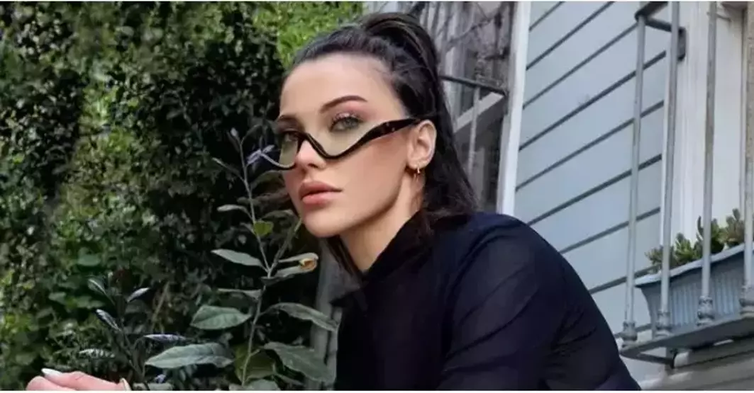 tuvana turkay iddiali pozlariyla ortaligi kasip kavurdu diziden ayrilir ayrilmaz solugu yurt disinda N4XGWXDW