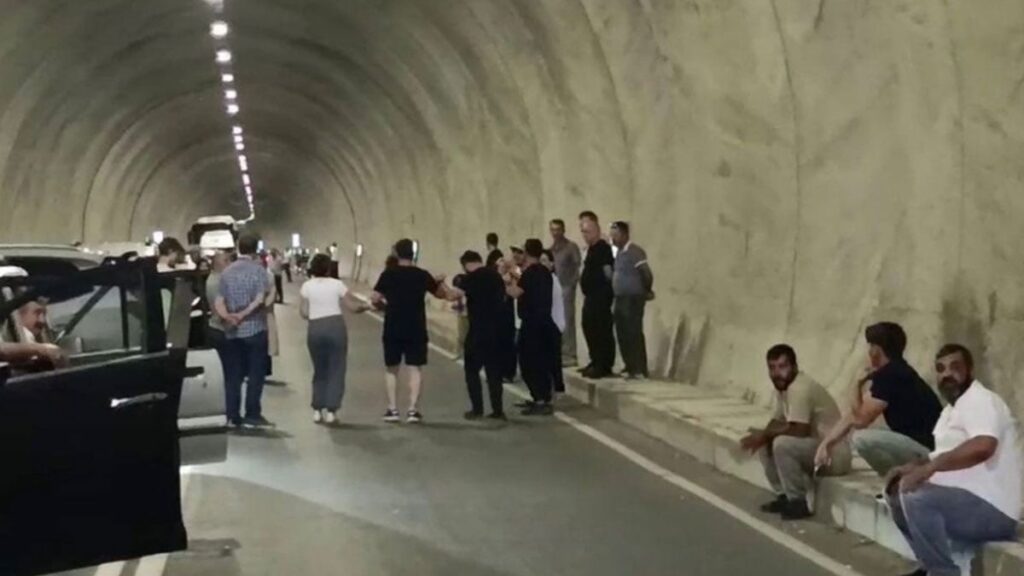 uluslararasi yol saatlerce kapali kaldi vatandaslar isyan etti QUSuTAgk