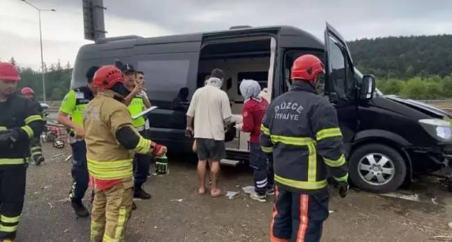 unlu sarkici trafik kazasi gecirdi yaralilar var 0 3FIJIGIg