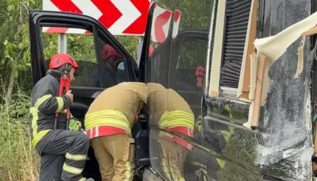 unlu sarkici trafik kazasi gecirdi yaralilar var 1 mKHsBQpC