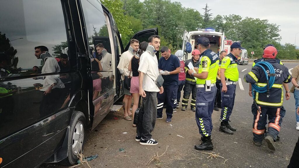 unlu sarkici trafik kazasi gecirdi yaralilar var LPA4XQpT