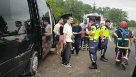 unlu sarkici trafik kazasi gecirdi yaralilar var LPA4XQpT