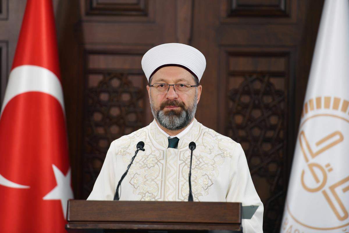 unlu yazar basortusunu firlatti diyanetin son hutbesi cileden cikardi 0 KKa8Xu93