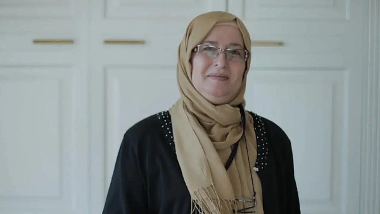 unlu yazar basortusunu firlatti diyanetin son hutbesi cileden cikardi 1 YDr9nw1O