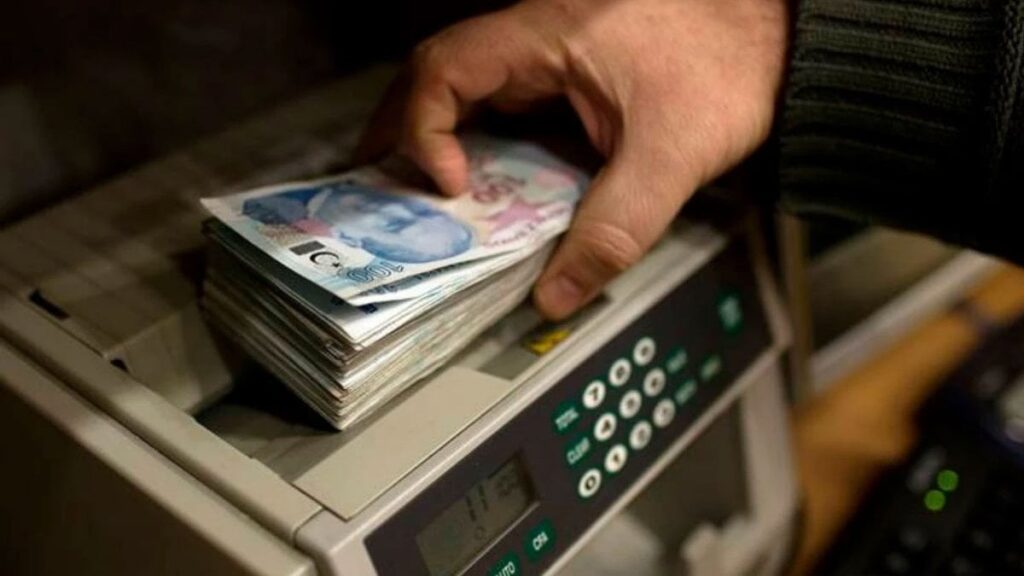 vatandaslarin odedigi vergiler faize gitti butce acigi 1 trilyon lirayi asti 1c8jQ8hM