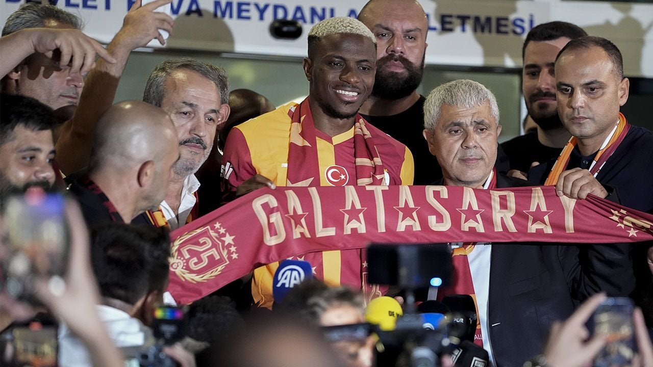 victor osimhen daha sahaya ayak basmadan rekor kirdi dunyada baska bir ornegi yok herkes UGcU6eke