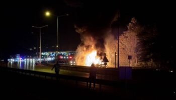 yanan tir 8 kilometre boyunca yoluna devam etti I6teHAMq