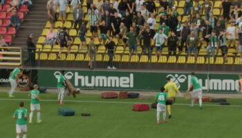 yesil sahalarda gorulmemis tepki tribunden valiz yagdi hwZnTFym